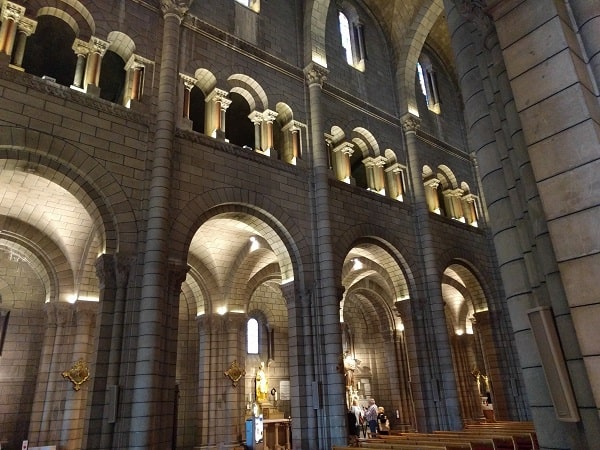 interieur cathedrale monaco min