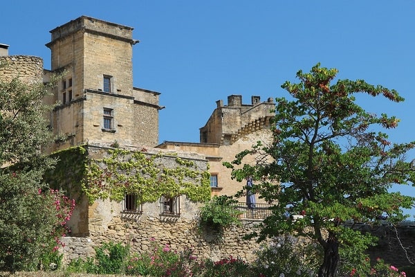 chateau lourmarin les plus beaux villages de provence min